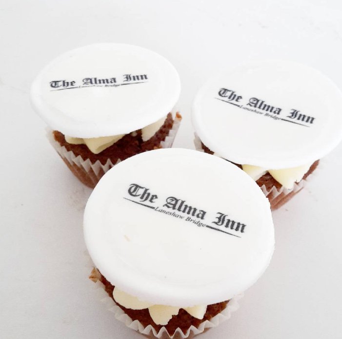 LoveSophie_LST's tweet photo. Yesterday's mini treats for the wedding fair @TheAlmaInn_LSB goody bags #wedding #cupcakes https://t.co/Nj1rhwT4mE