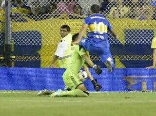 luchio's tweet photo. en la imagen se aprecia claramente la buena leche de tevez tratando de pegarle en la cabeza y no en el autoestima. https://t.co/LjEH9u03Ys