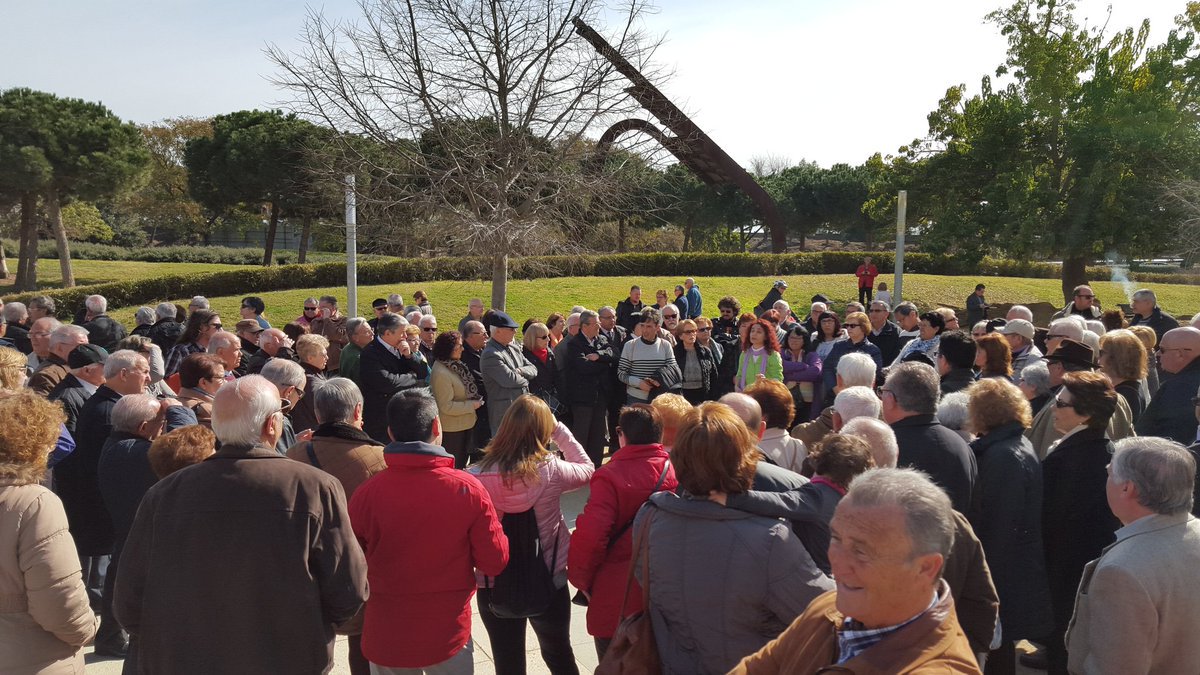 Bellvitgejose1's tweet photo. Exito total de @SomBellvitge "Asamblea Cal Trabal" explicando el #PDU A vecin@s d #Bellvitge #SosCalTrabal https://t.co/plgEEH8JwQ