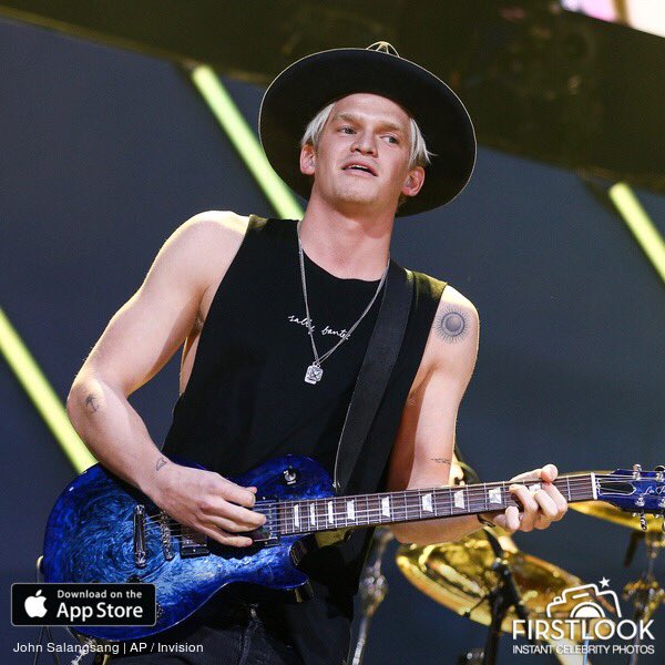 ultimatyong's tweet photo. @CodySimpson performing onstage during the first ever iHeart80s Party for @iHeartRadio https://t.co/AEk3BF5JIn
