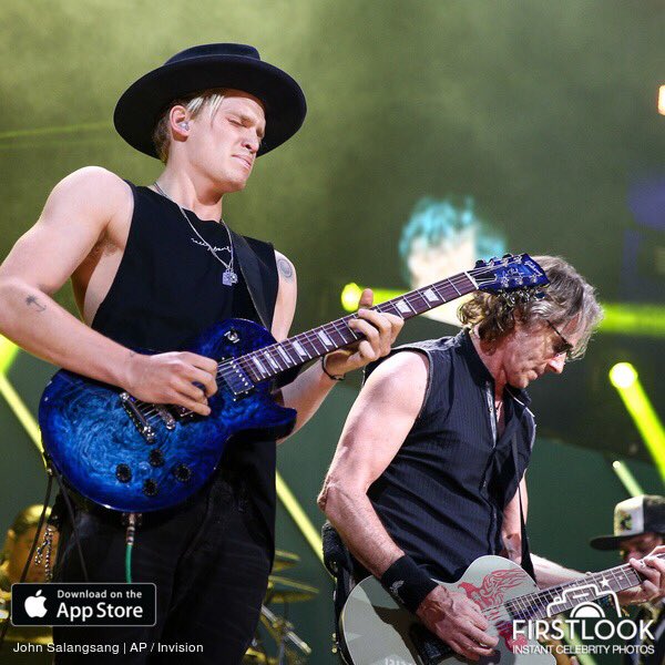 ultimatyong's tweet photo. @CodySimpson performing onstage during the first ever iHeart80s Party for @iHeartRadio https://t.co/AEk3BF5JIn