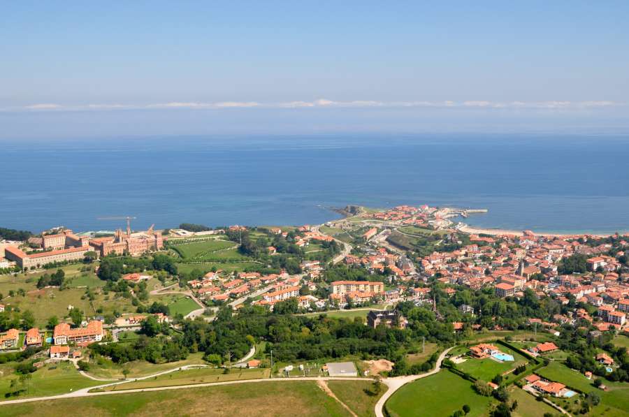 ¿Luarca o Comillas? Ambos luchan por ser el #pueblomásbonito de España. ¡Vota! atres.red/bwaou