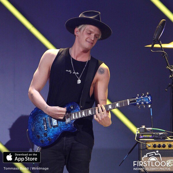 ultimatyong's tweet photo. @CodySimpson performing onstage during the first ever iHeart80s Party for @iHeartRadio https://t.co/7uT7q7LYLD