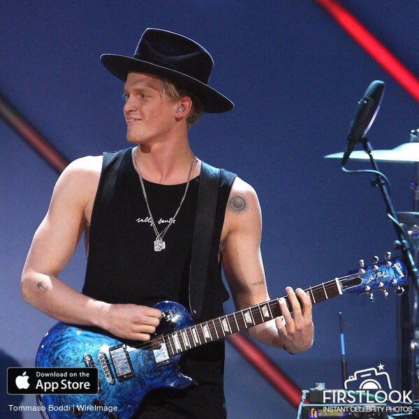 ultimatyong's tweet photo. @CodySimpson performing onstage during the first ever iHeart80s Party for @iHeartRadio https://t.co/7uT7q7LYLD