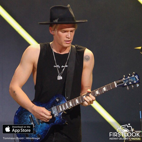 ultimatyong's tweet photo. @CodySimpson performing onstage during the first ever iHeart80s Party for @iHeartRadio https://t.co/kIQlKJGl1b