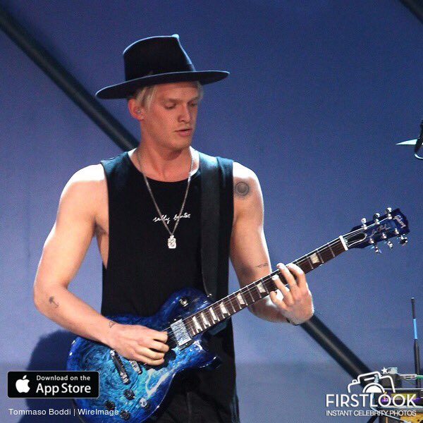 ultimatyong's tweet photo. @CodySimpson performing onstage during the first ever iHeart80s Party for @iHeartRadio https://t.co/kIQlKJGl1b