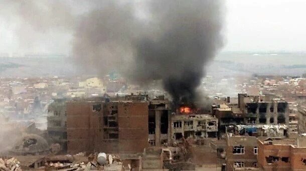 blutarski_bluto's tweet photo. Il quartiere di #Sur a #Diyarbakır (#Amed) da 83 giorni bombardato dall'esercito Turco
#SurResistingStateTerror https://t.co/m2ZYv2WOKX