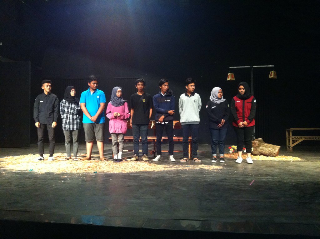 Para pemenang dalam berbagai macam kategori pada tahun ini #FestivalTeaterSMS