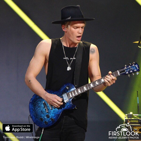 ultimatyong's tweet photo. @CodySimpson performing onstage during the first ever iHeart80s Party for @iHeartRadio https://t.co/A359DKUvIQ