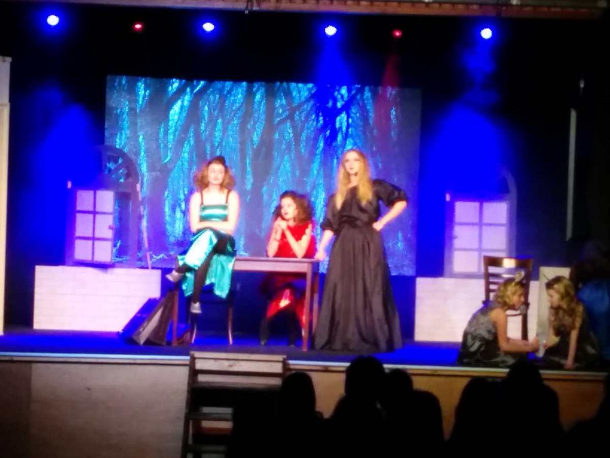 Musical Het meisje met 't Gouden Muiltje, Assepoester vertolking door OSG-leerlingen, in EH. Volle bak!