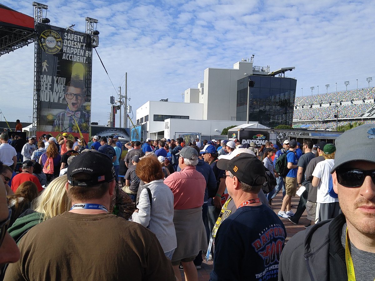 #Daytona500 9 am and the fans are hummmming!  #TheShow #RaceDay