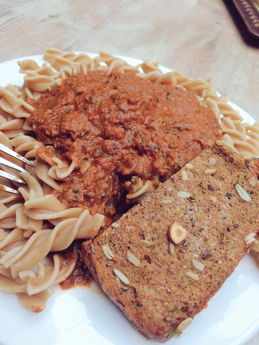 Pasta with tomato, spinach, cacao, lemon &amp; mushroom sauce with vegan garlic toast #vegan #healthyfood #whatveganseat