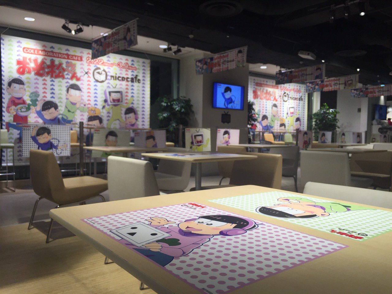 ニコニコ本社 明日から Tvアニメ おそ松さん がニコニコ本社をジャック カフェ店内のホワイトボードは自由に落書きができます さらにniconico Event での現地コメントも楽しめる T Co Iqyngzybsr T Co Xygu4fl6dw Twitter