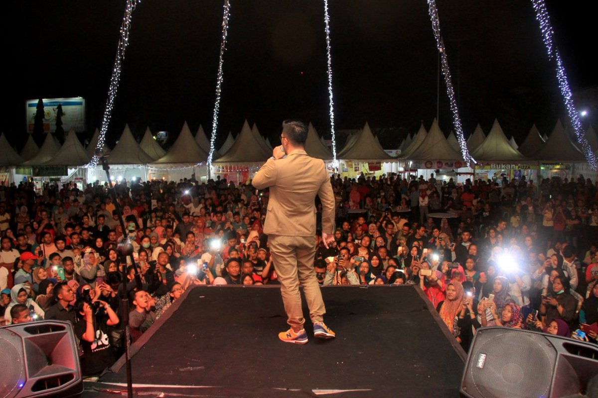 pekanrayaSMR's tweet photo. Perform @ihsantarore saat on stage di area outdoor Pekan Raya Samarinda. Wuhh crowded banget guys https://t.co/VP8EgV456F