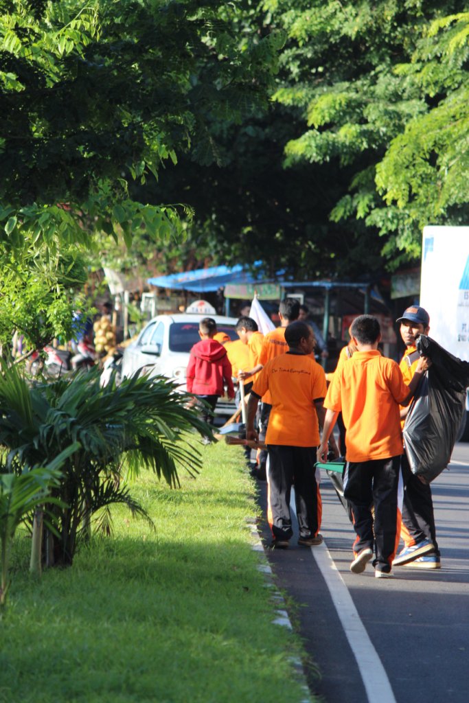 ilmanastro's tweet photo. @PosIndonesia membersihkan jalan kota #Makassar. #PosIndonesiaBergerak #Reg10 #BebasSampah2020 @MakassarCity https://t.co/24uAmU9IBO