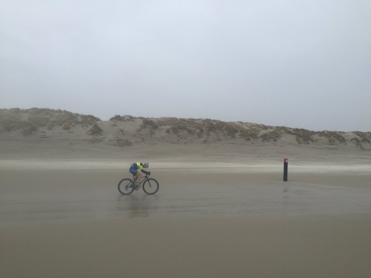 MooiWeerBV's tweet photo. Respect voor de koploper van de loodzware #mtb Beach race op #Terschelling https://t.co/f5Fmh5FsUL