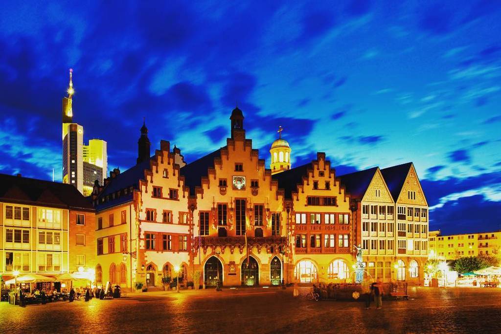 LibraryTravel's tweet image. Römer (city hall) in Frankfurt am Main, Germany 😍😍 Tag your travel buddy! 😁🙌 #mytravellibr… ift.tt/1OnHTJS