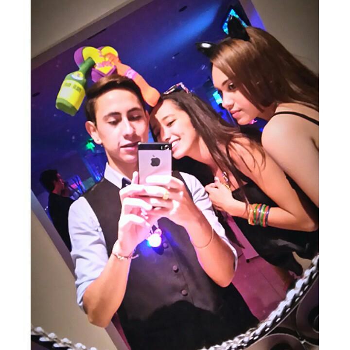 MarceloSoraire1's tweet photo. Con unas locas amigasss ✌🐰🎊🍻❤ #Nochonnnn #Pacara https://t.co/TgzVdQGCAA