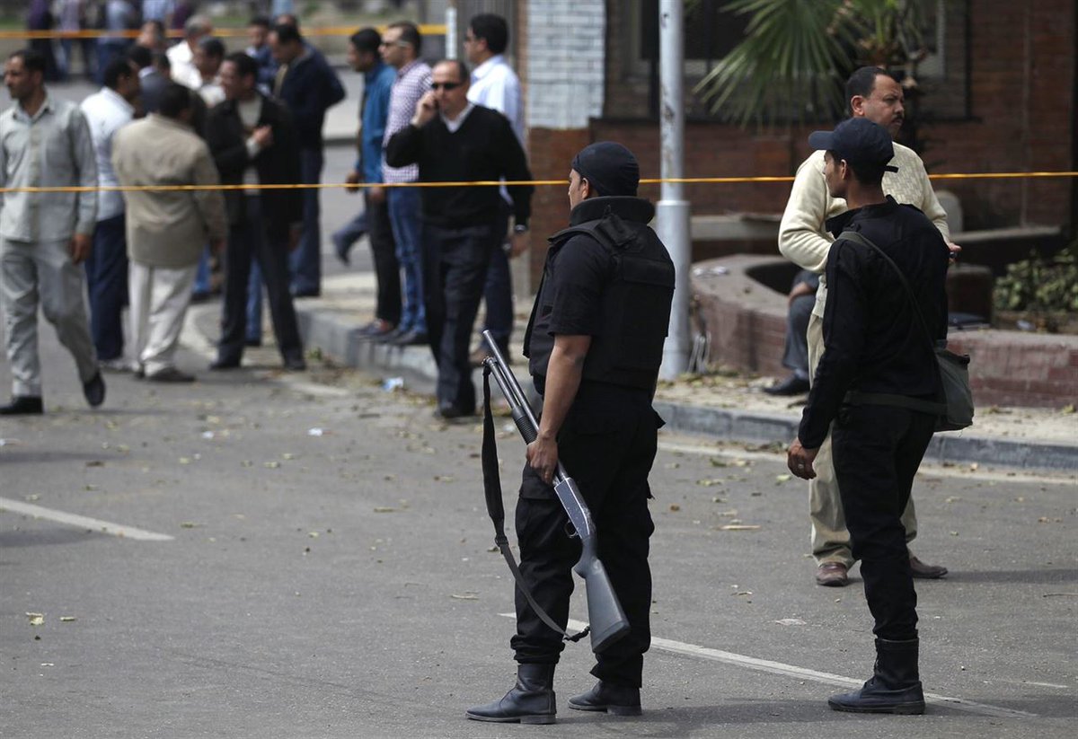 europapress's tweet photo. Un policía detenido tras matar a tiros a un taxista en plena calle en Egipto https://t.co/gTXEXIBGnN https://t.co/KCpR8cILq9