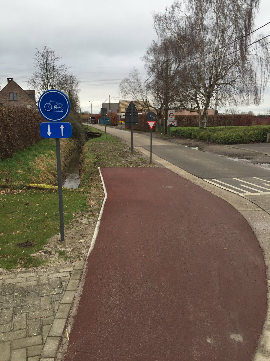 patrickbussche's tweet photo. Heeft Boechout nu ook al een fietsterminus? Met dubbele rijrichting uiteraard!#boechout #fiets #groenstraat https://t.co/gIIcT4rBO8