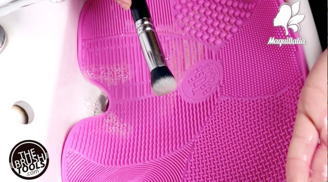maquillalia's tweet photo. ¡Deja tus pinceles impecables con nuestra alfombrilla limpia brochas de #thebrushtools !
https://t.co/uC4NwhokFp https://t.co/dSGL4TSmip