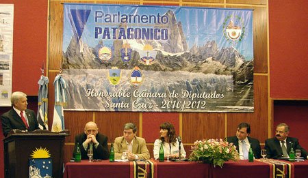 PARLAGONICO's tweet photo. En noviembre se realizará en Neuquén el próximo encuentro del Parlamento Patagónico https://t.co/oLTkypFbKn https://t.co/d5t2JRJ4OG