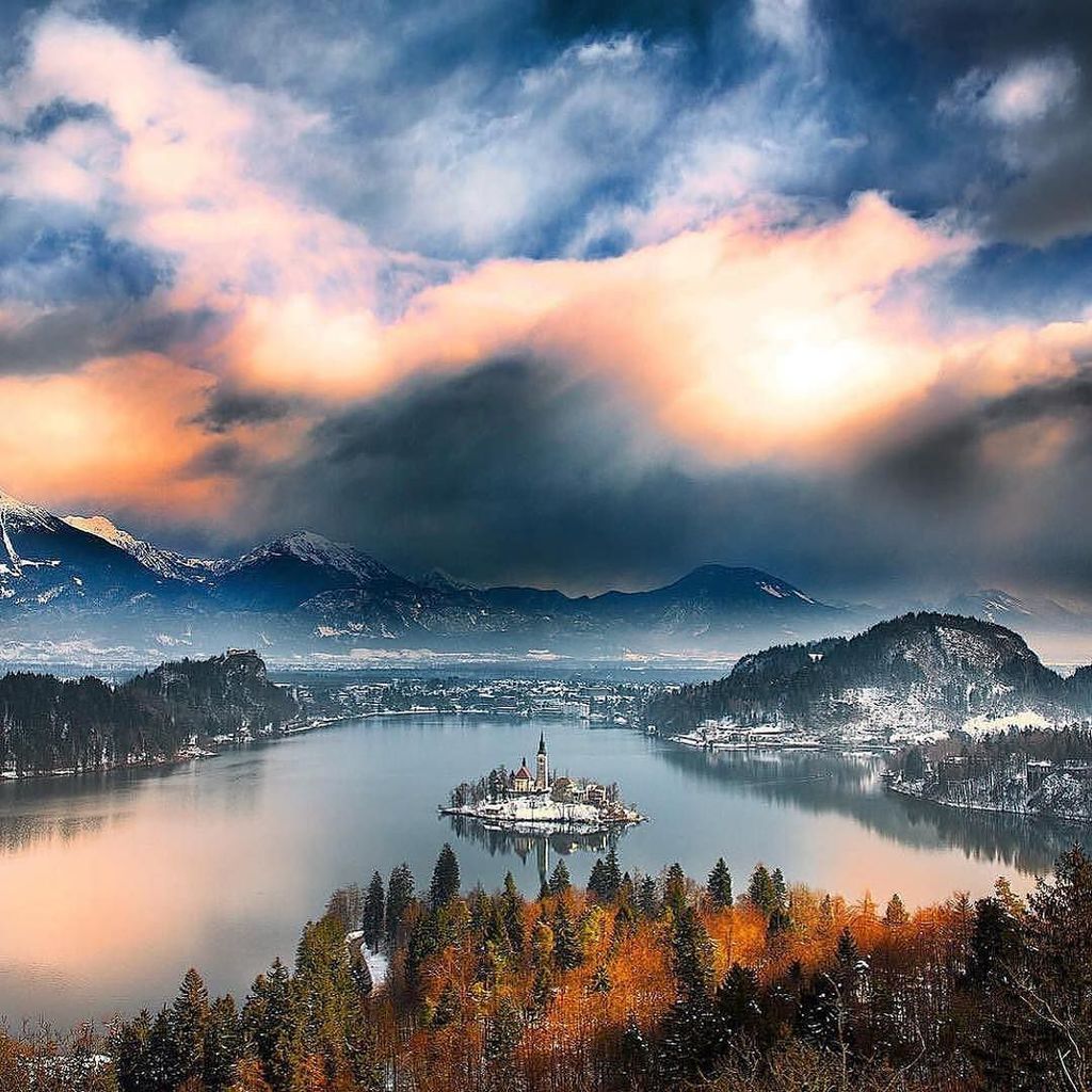 astrolenico's tweet photo. Bled - Slovenia ✨😍😍😍✨✈️⛵️🏰 #praquemAMAmoda #praquemamaviajar #slovenia https://t.co/JKapWISWhf https://t.co/2eEYA9wOqd