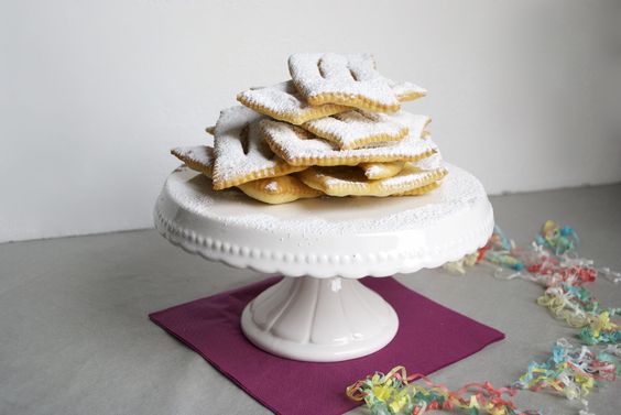 StyleBlendMag's tweet photo. Traditional Chiacchiere. Trend set by @GiorgiaBmc
 https://t.co/X8nUpNFggX https://t.co/L2WjONPKDw