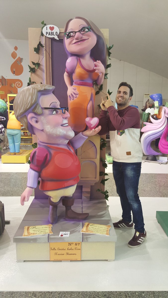 borjanovella's tweet photo. Con la gran @monicaoltra en la expo del ninot. 
Se notan los nuevos tiempos, Rita ni allí ni en el senado @compromis https://t.co/9bve7RAB90