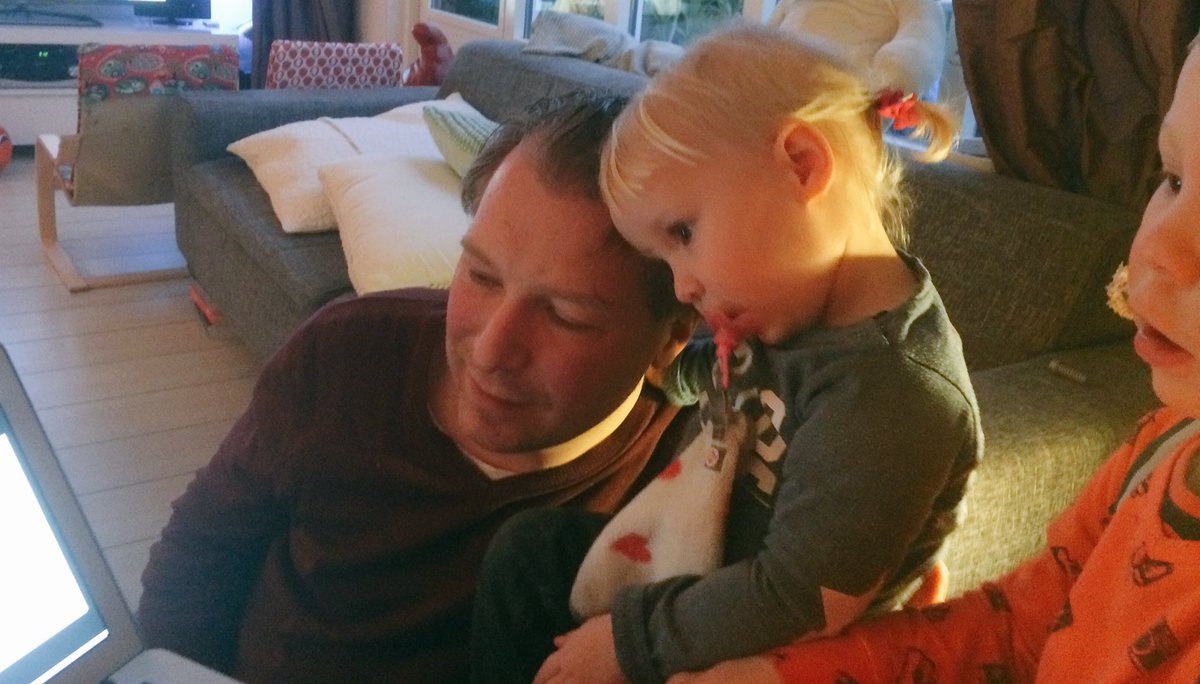 Met papa &amp; zusje vakantie filmpjes terugkijken, echt niet dat ik dat was #baby #klein