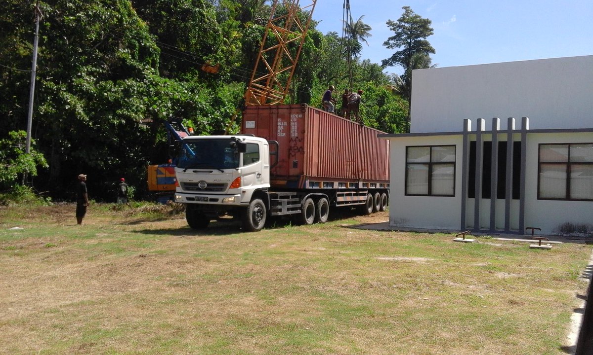 SSVA_2001's tweet photo. Onze container is aangekomen op Ambon, ziekenhuisbedden en andere materialen zijn op de plaats van bestemming! https://t.co/WtHj5jGfjh