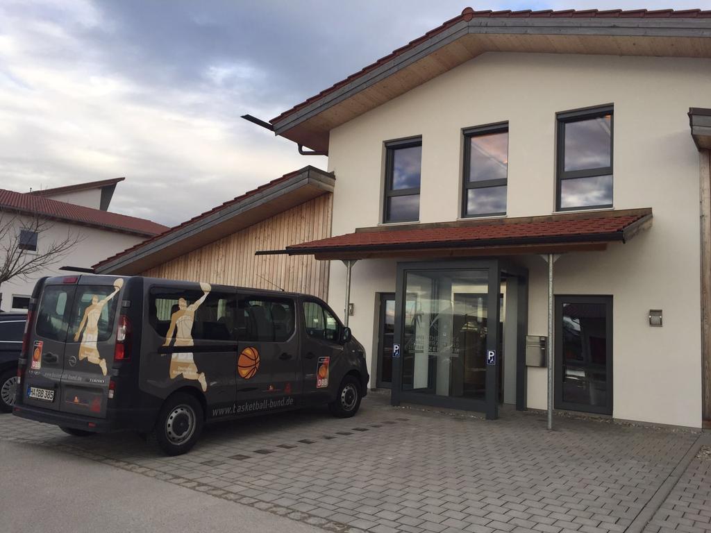 TZFriedl's tweet photo. TEAM DBB A KADER

Beim COROX im Therapie - und Trainingszentrum. https://t.co/iJ8VsrnWCl