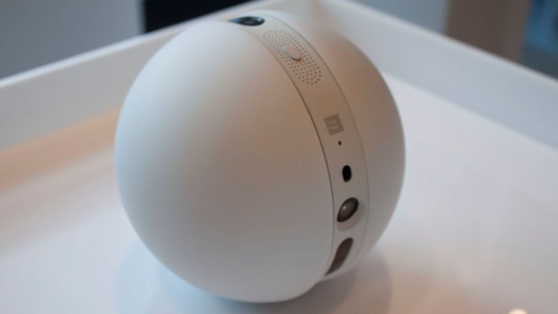 TyNMagazine's tweet photo. #LGRollingBot Un robot que leva en su interior una cámara y un altavoz. Es uno de los accesorios del #G5 #MWC16 https://t.co/mdHYJF9W77