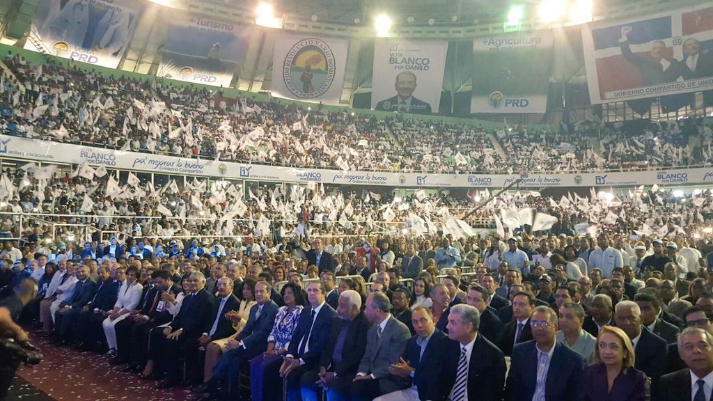 angelhe60's tweet photo. Exclusiva:
@MiguelVargasM y el @miprd proclamó hoy oficialmente como Candidato Presidencial, al PTE @DaniloMedina. https://t.co/y4r4a4GugD