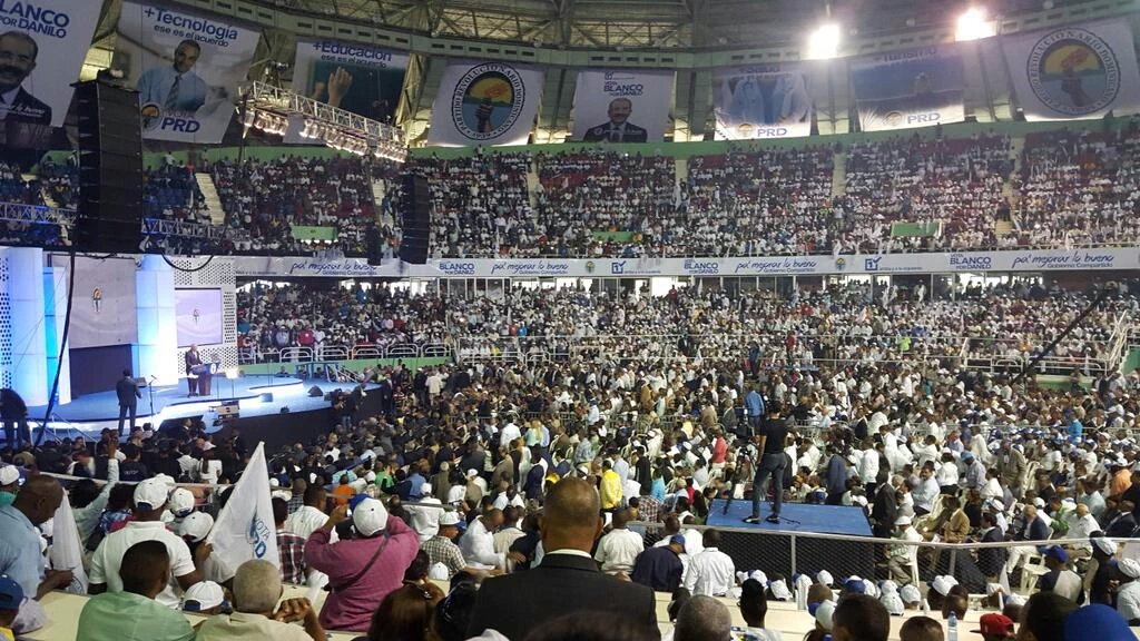 angelhe60's tweet photo. Exclusiva:
@MiguelVargasM y el @miprd proclamó hoy oficialmente como Candidato Presidencial, al PTE @DaniloMedina. https://t.co/y4r4a4GugD