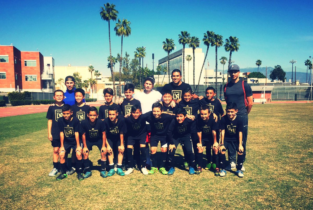 Edward Van Gils with the <a href="/LAFC_2018/">Los Ángeles Football</a> boys academy team.  Great practice from Coach Joey #lafc #streetkings #soccer