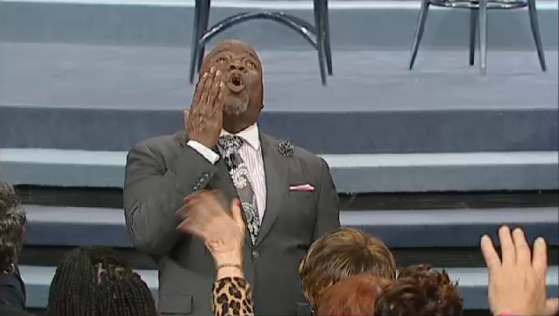 BishopJakes's tweet photo. When Praises go up Blessings come down! #Crumb4Crisis #tphonline https://t.co/xkoJrxLTCa