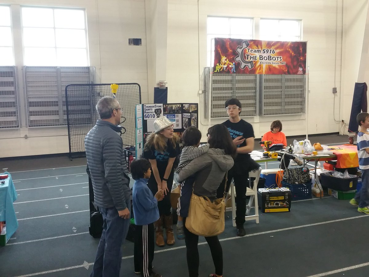EdTechImagineer's tweet photo. Explaining our #makergear 3D printer and how it works in the pit at #MDFIRST event! #steamed #inspiringyouth https://t.co/hjMnvamlJf