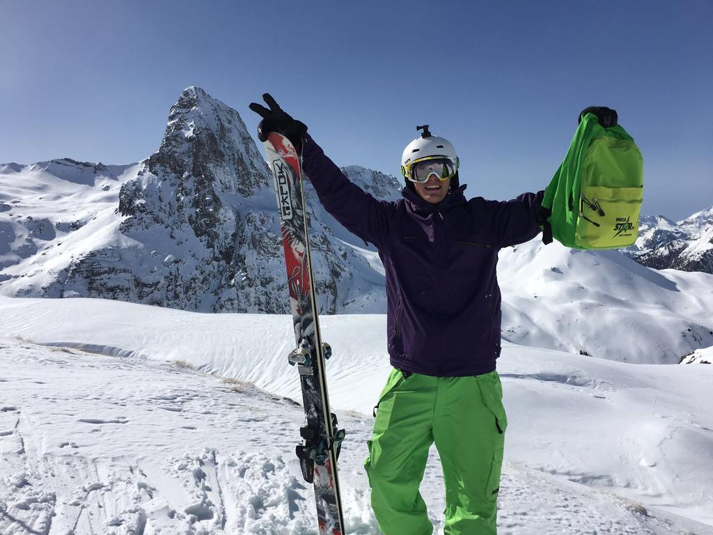 Albertoserran5's tweet photo. La megachila on ski tour @MegaStarSpain @MateoYAndrea #SiempreJuntos https://t.co/INnF3VJF2g