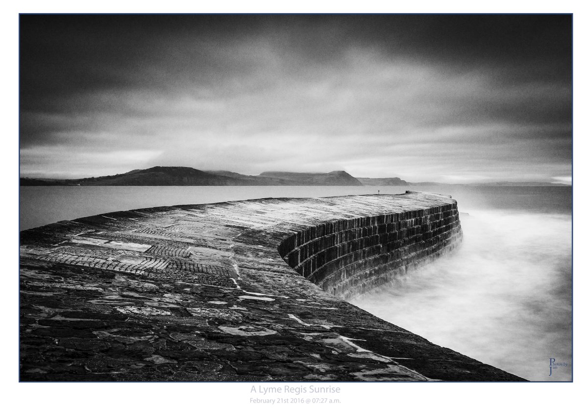 byjimj's tweet photo. #earlymorningstart #lymeregis #moody #photosbyjim https://t.co/IsJITs4XTU