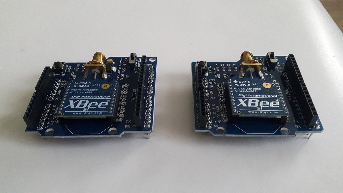 Rubensist's tweet image. @tallerarduino mis XBee listas con su shield para comenzar a enviar paquetes sin cables con mis #arduino :):):)