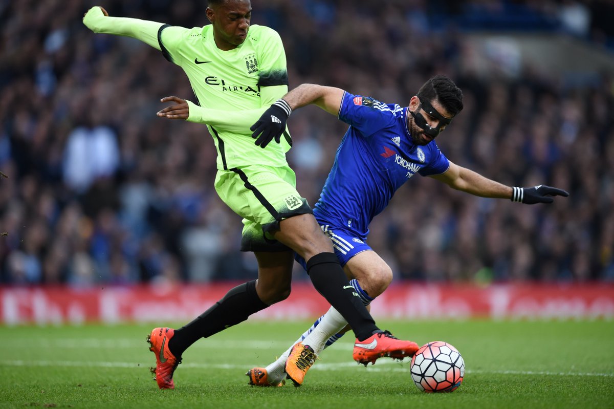Half-time: <a href="/ChelseaFC/">Chelsea FC</a> 1-1 Man City. #CFCLive