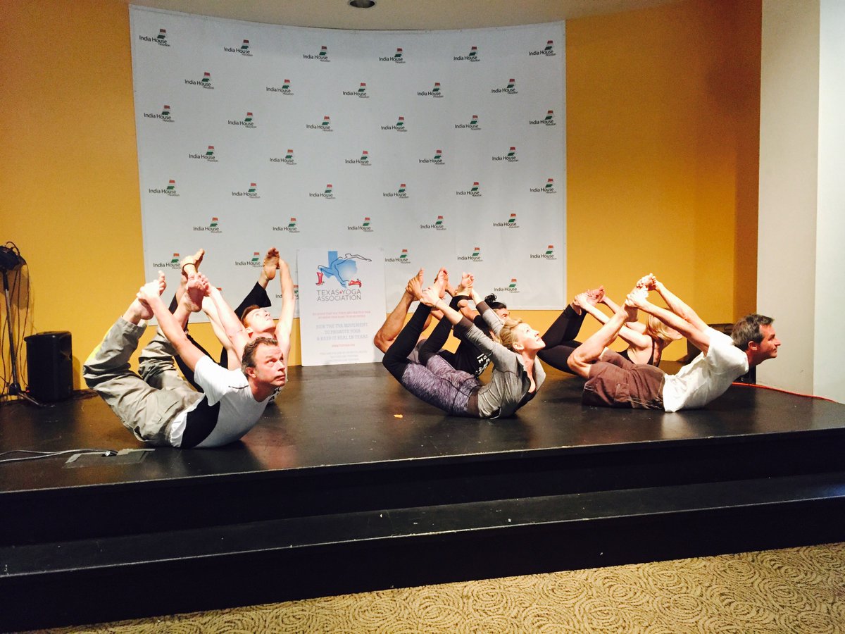 fitpronowapp's tweet photo. The best way to start the day is with Wayne Campbell and @txyoga leading the way! ππ» #asana #tyc2016 #SundayFunday https://t.co/3N4jHQujiW