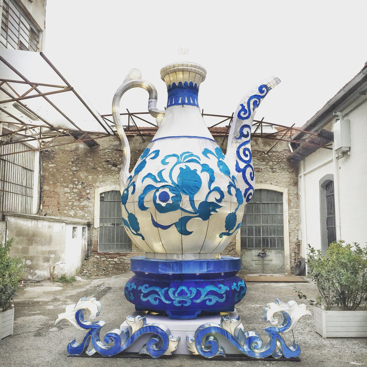 Visit #Prato... and visit this giant teapot #festadelleluci #ChineseNewYear