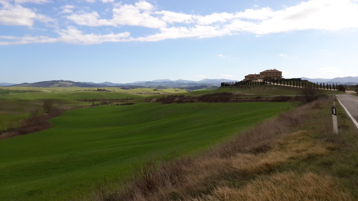 GiovanniBalderi's tweet photo. #Tuscany #SanGimignano 
Giorni e luoghi sospesi,
il presente passa,
come brezza
tra usci
di case antiche. https://t.co/Pi2aW0l190