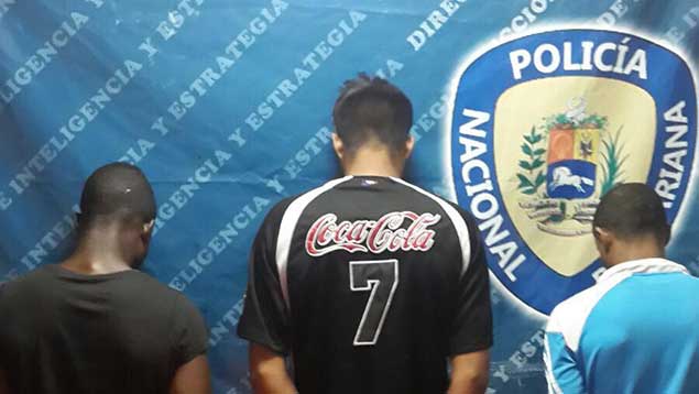 UNoticias's tweet photo. PNB captura a tres roba busetas en Catia https://t.co/S9VJXhuPjT https://t.co/JaND4Q8QPE