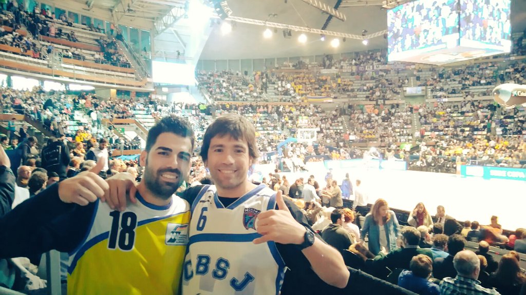 rdJavie6's tweet photo. Q empiece el espectáculo!!
@anrodinono69 @JuanliSagri 
#CopaACB #pollitos #fiebreamarilla https://t.co/XZ9qH3dr8N