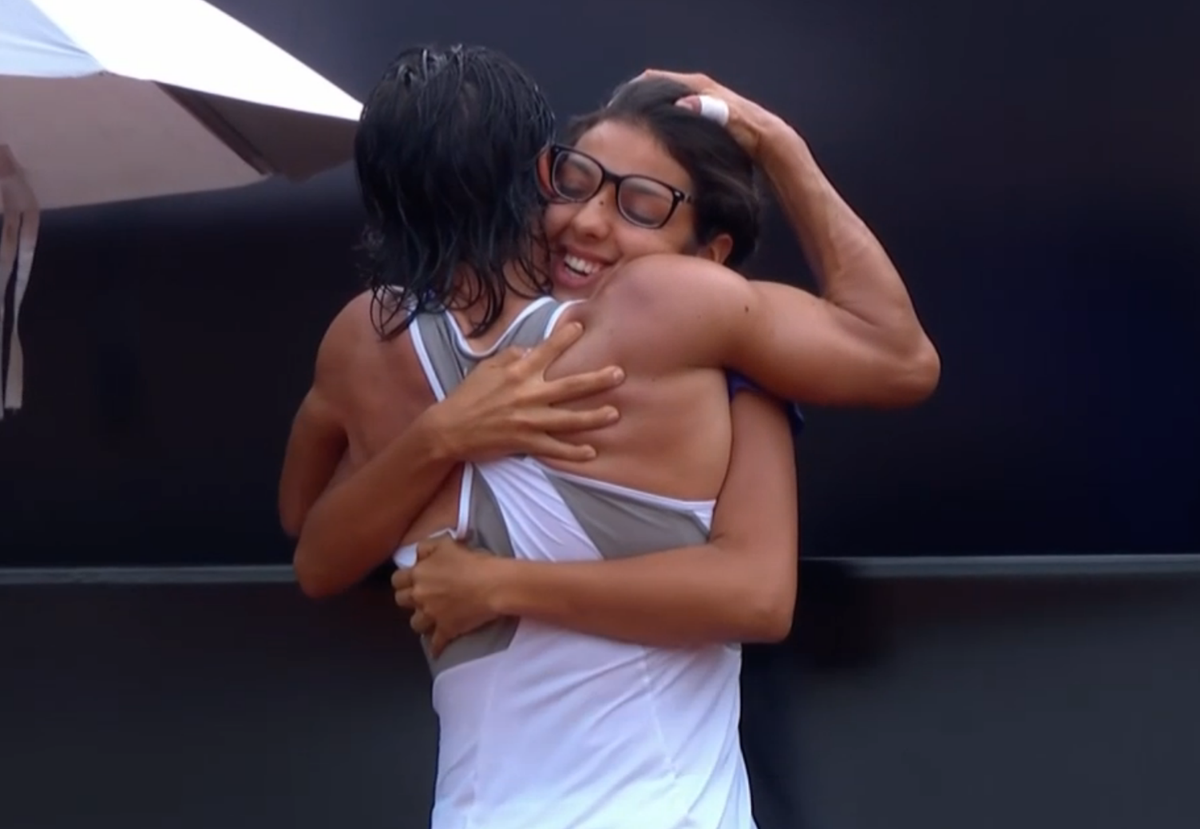 OpenCourt's tweet photo. Rogers applauded Schiavone on way to net before giving her a hug. #bonuspts Lots of huggin'. Great moment https://t.co/I1X4XICYic