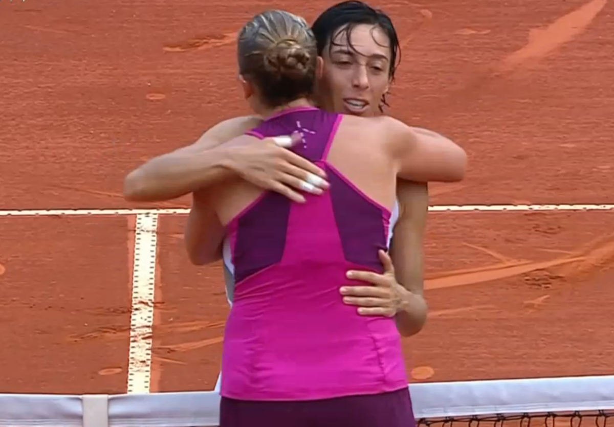 OpenCourt's tweet photo. Rogers applauded Schiavone on way to net before giving her a hug. #bonuspts Lots of huggin'. Great moment https://t.co/I1X4XICYic