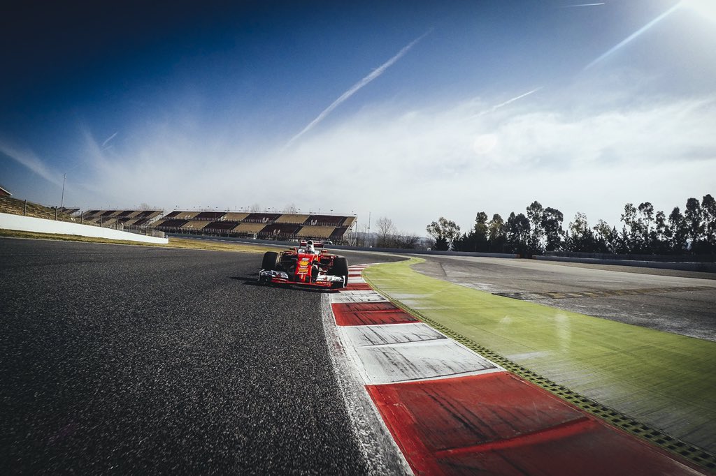 ScuderiaFerrari's tweet photo. Here we go! #SF16H #readysetred https://t.co/HVzgMHc5NV